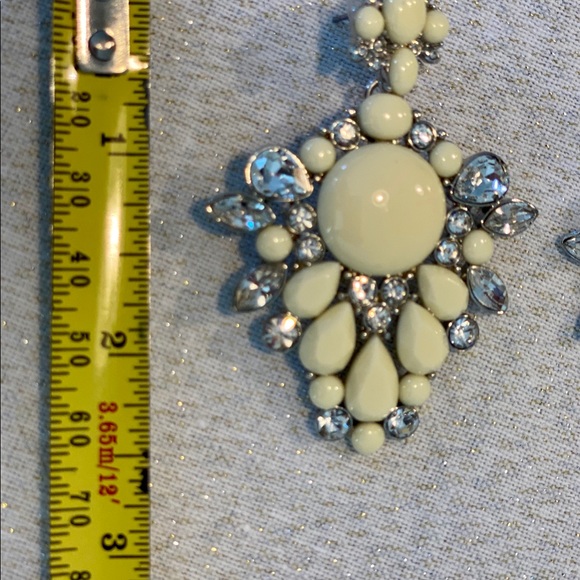 ⭐️Vintage-inspired glam earrings ⭐️ - Picture 3 of 3